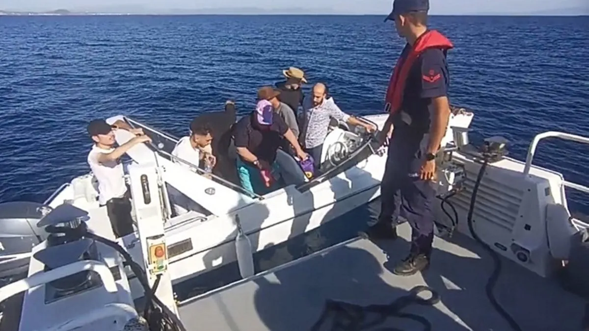Ayvalık açıklarında 20 düzensiz göçmen kurtarıldı