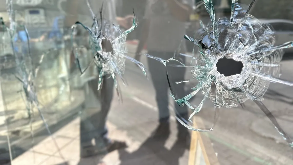 Bursa’da sokak ortasında silahli kavga: Mermiler fotoğrafçı dükkanına isabet etti