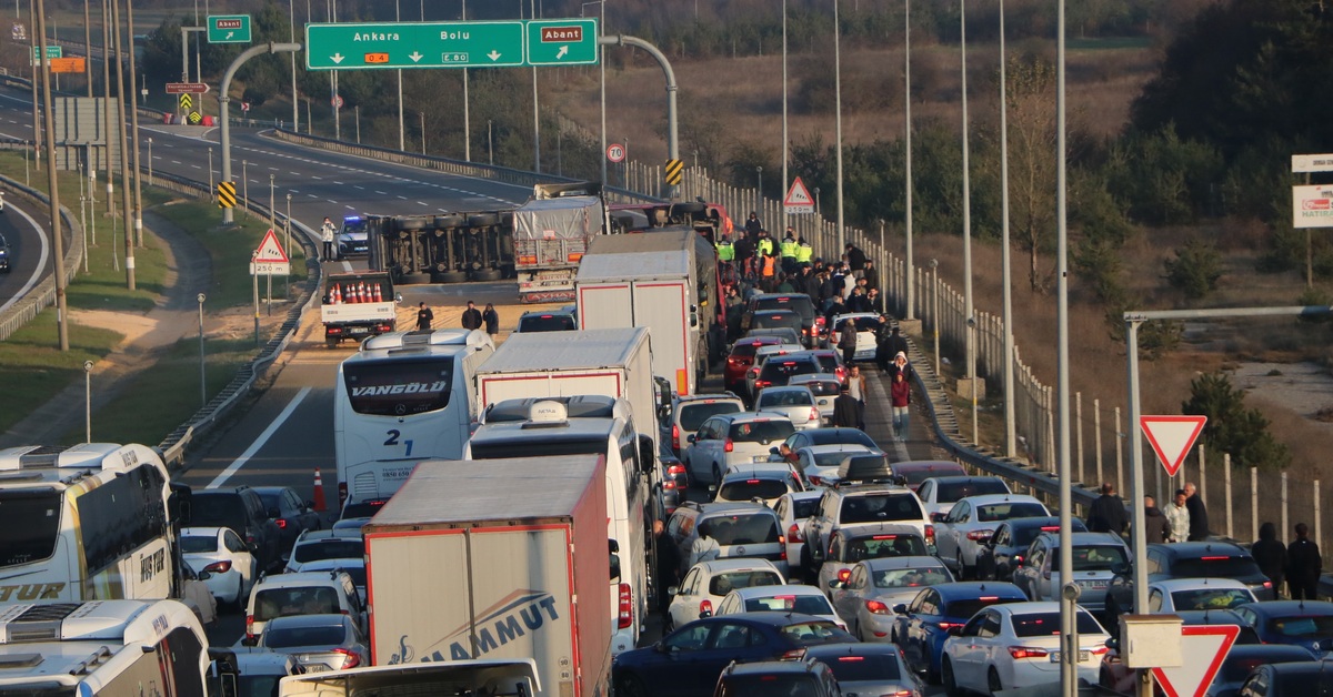 Anadolu Otoyolu’nda trafiği kilitleyen kaza