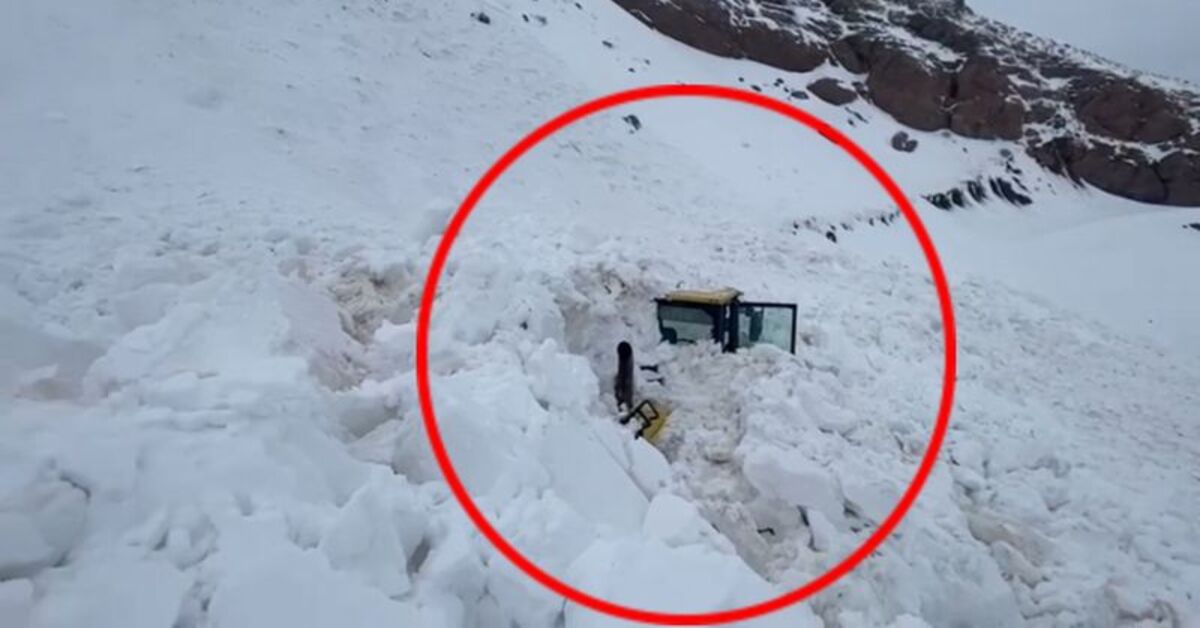 İş makinesinin üzerine çığ düştü! O anlar kamerada